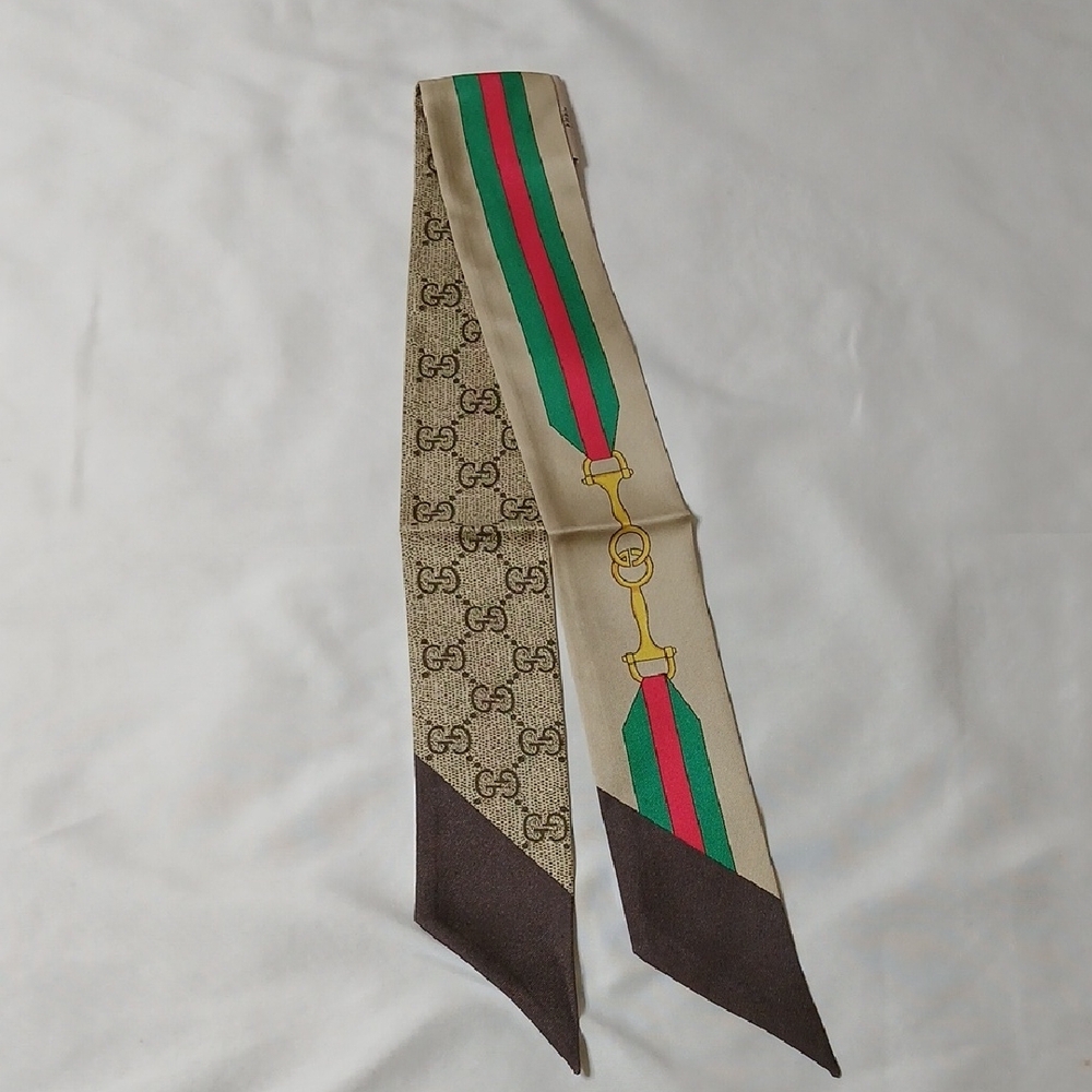 Gucci Beige GG Monogram Silk Scarf with Green and Red Stripe - Picture 2 of 3